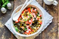 Фото приготовления рецепта: Салат с крабовыми палочками, морской капустой, кукурузой и болгарским перцем - шаг №10