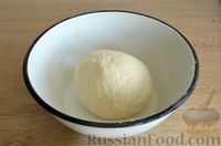 Фото приготовления рецепта: Расстегаи с сыром, кинзой и кунжутом - шаг №5