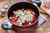 Фото приготовления рецепта: Салат из свёклы, моркови, капусты и брынзы - шаг №5