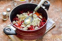 Фото приготовления рецепта: Салат из свёклы, моркови, капусты и брынзы - шаг №6