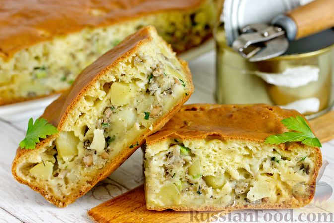 Рецепт: Заливной пирог с картошкой, рыбными консервами и зелёным луком .