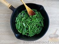 Фото приготовления рецепта: Рис со стручковой фасолью, соевым соусом и чесноком - шаг №5