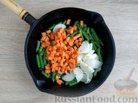 Фото приготовления рецепта: Рис со стручковой фасолью, соевым соусом и чесноком - шаг №8