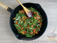 Фото приготовления рецепта: Рис со стручковой фасолью, соевым соусом и чесноком - шаг №9