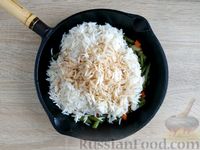 Фото приготовления рецепта: Рис со стручковой фасолью, соевым соусом и чесноком - шаг №14