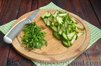 Фото приготовления рецепта: Салат с тунцом, фасолью, кукурузой, огурцом и маринованным луком - шаг №3