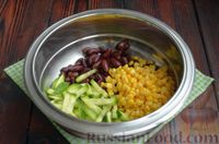 Фото приготовления рецепта: Салат с тунцом, фасолью, кукурузой, огурцом и маринованным луком - шаг №4