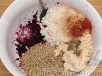 Фото приготовления рецепта: Свекольные котлеты с фасолью, рисом и орехами - шаг №9