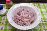 Фото приготовления рецепта: Картофельный салат с нутом, маринованными огурцами и луком - шаг №8