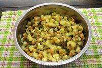 Фото приготовления рецепта: Картофельный салат с нутом, маринованными огурцами и луком - шаг №14