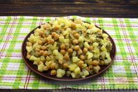 Фото приготовления рецепта: Картофельный салат с нутом, маринованными огурцами и луком - шаг №15