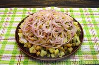 Фото приготовления рецепта: Картофельный салат с нутом, маринованными огурцами и луком - шаг №16