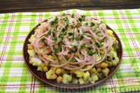 Фото приготовления рецепта: Картофельный салат с нутом, маринованными огурцами и луком - шаг №18