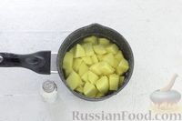Фото приготовления рецепта: Картофельная лепёшка с зелёным луком и горошком (в духовке) - шаг №2