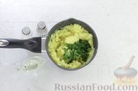 Фото приготовления рецепта: Картофельная лепёшка с зелёным луком и горошком (в духовке) - шаг №5