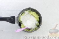 Фото приготовления рецепта: Картофельная лепёшка с зелёным луком и горошком (в духовке) - шаг №6