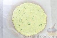 Фото приготовления рецепта: Картофельная лепёшка с зелёным луком и горошком (в духовке) - шаг №7