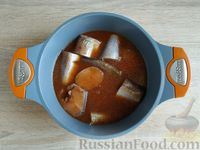 Фото приготовления рецепта: Рыба, тушенная в соево-томатном соусе - шаг №9