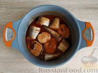 Фото приготовления рецепта: Рыба, тушенная в соево-томатном соусе - шаг №10