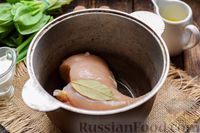 Фото приготовления рецепта: Куриный суп с шампиньонами, сметаной и черемшой - шаг №2