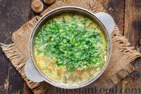 Фото приготовления рецепта: Куриный суп с шампиньонами, сметаной и черемшой - шаг №11