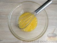 Фото приготовления рецепта: Заливной пирог с картошкой, рыбными консервами и зелёным луком - шаг №10