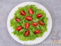 Фото приготовления рецепта: Салат с копчёной скумбрией, консервированной фасолью и помидорами - шаг №5