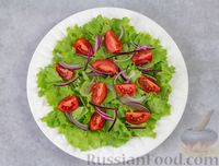 Фото приготовления рецепта: Салат с копчёной скумбрией, консервированной фасолью и помидорами - шаг №6