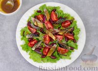Фото приготовления рецепта: Салат с копчёной скумбрией, консервированной фасолью и помидорами - шаг №9