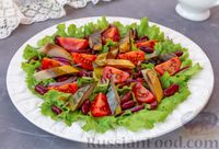 Фото приготовления рецепта: Салат с копчёной скумбрией, консервированной фасолью и помидорами - шаг №10