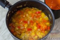Фото приготовления рецепта: Филе индейки, тушенное со сладким перцем и томатной пастой - шаг №9
