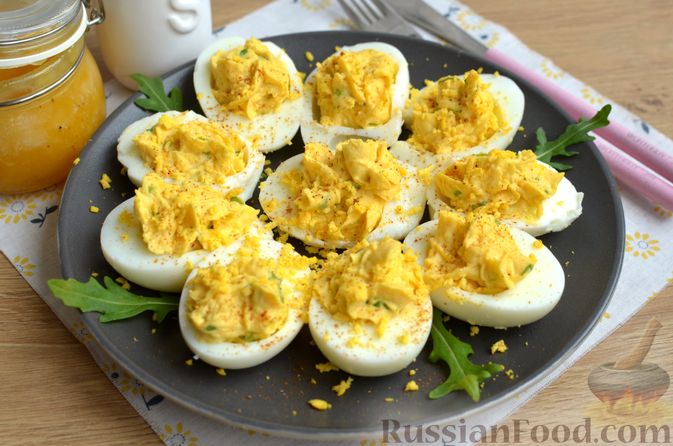 Оригинальная и простая закуска: фаршированные яйца с горчицей и паприкой