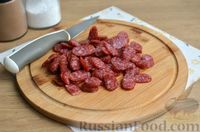 Фото приготовления рецепта: Макароны с копчёными колбасками в томатно-сливочном соусе - шаг №3