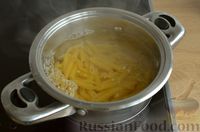 Фото приготовления рецепта: Макароны с копчёными колбасками в томатно-сливочном соусе - шаг №9