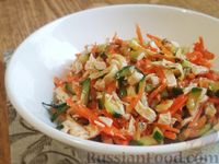 Фото к рецепту: Салат из куриного филе, корейской моркови, огурцов и яичных блинчиков