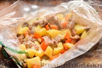 Фото приготовления рецепта: Индейка, запечённая с грибами и овощами, в рукаве - шаг №8