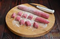 Фото приготовления рецепта: Картофельно-свекольные ньокки с сырным соусом и грецкими орехами - шаг №10
