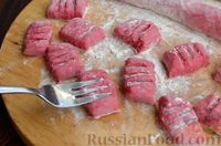 Фото приготовления рецепта: Картофельно-свекольные ньокки с сырным соусом и грецкими орехами - шаг №11