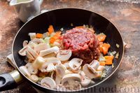 Фото приготовления рецепта: Гречка с фаршем и грибами, на сковороде - шаг №5