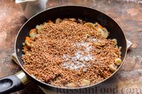 Фото приготовления рецепта: Гречка с фаршем и грибами, на сковороде - шаг №7