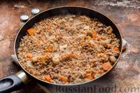 Фото приготовления рецепта: Гречка с фаршем и грибами, на сковороде - шаг №9
