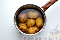 Фото приготовления рецепта: Картофель, запечённый с килькой в томате - шаг №2