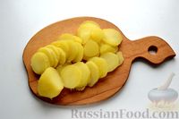 Фото приготовления рецепта: Картофель, запечённый с килькой в томате - шаг №6