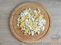 Фото приготовления рецепта: Салат с шампиньонами, морковью, сыром и яйцами - шаг №3