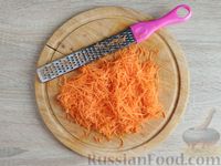 Фото приготовления рецепта: Салат с шампиньонами, морковью, сыром и яйцами - шаг №8