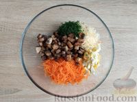 Фото приготовления рецепта: Салат с шампиньонами, морковью, сыром и яйцами - шаг №10