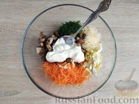 Фото приготовления рецепта: Салат с шампиньонами, морковью, сыром и яйцами - шаг №12