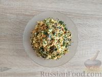 Фото приготовления рецепта: Салат с шампиньонами, морковью, сыром и яйцами - шаг №14
