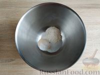 Фото приготовления рецепта: Солёные сырники с копчёным сыром и зелёным луком - шаг №4