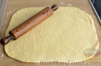 Фото приготовления рецепта: Сдобные булочки с начинкой из творога, сгущёнки и орехов - шаг №10